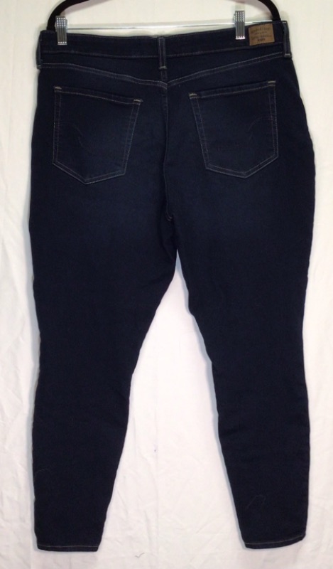 Photo 2 of Women's Levi Signature Blue Jeans Mid Rise Skinny- Size 33W x 28L inches