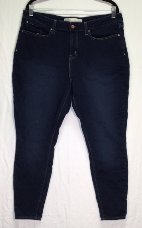 Photo 1 of Women's Levi Signature Blue Jeans Mid Rise Skinny- Size 33W x 28L inches