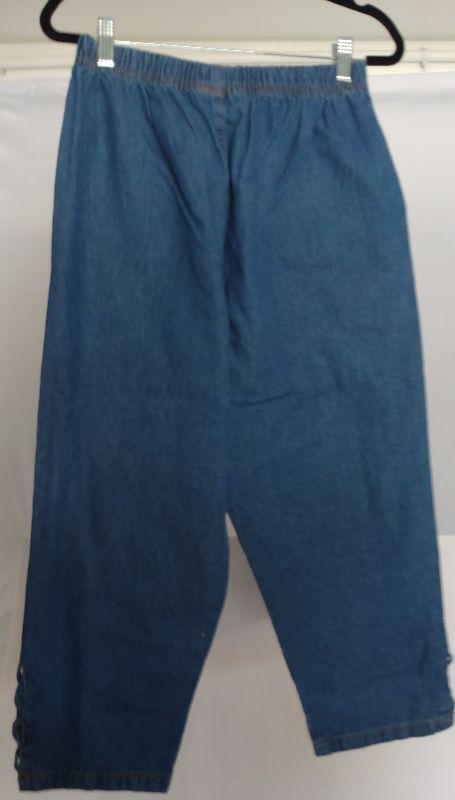 Photo 1 of CW CLASSIC WOMEN'S CAPRI JEANS, DENIM BLUE, LG