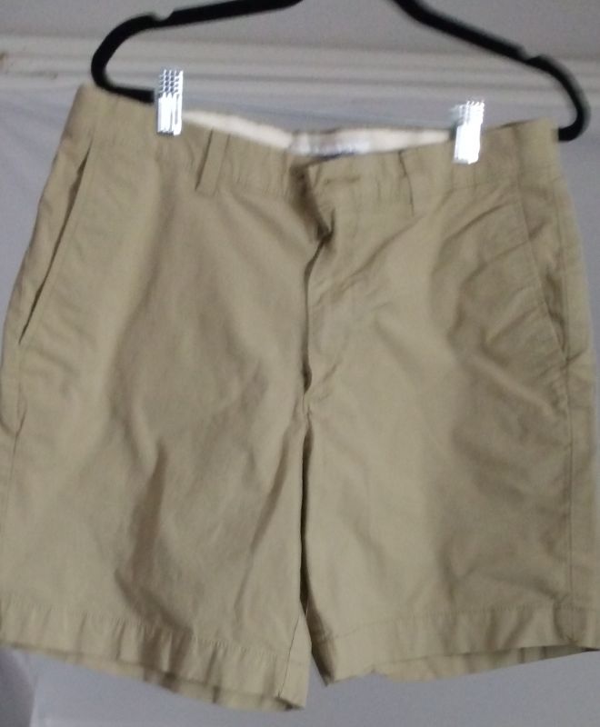 Photo 1 of AMAZON ESSENTIALS MEN'S KHAKI SHORTS, SIZE 32