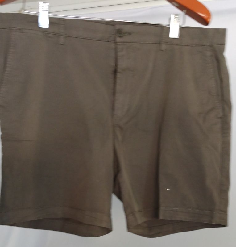 Photo 1 of AMAZON ESSENTIALS MEN'S SHORTS, GREY, SIZE 38
