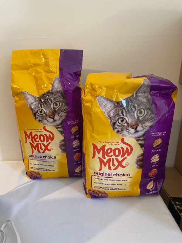 Photo 2 of 2PC LOT
Meow Mix Original Choice Dry Cat Food, 6.3-lb bag, 2 COUNT
EXP 06/17/2022