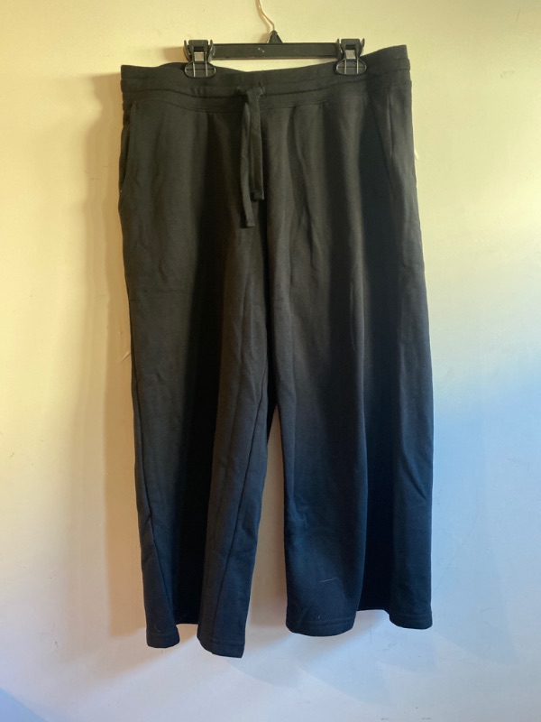 Photo 2 of Amazon Essentials Women's French Terry Fleece Wide-Leg Crop Sweatpant, SIZE M, BLACK 