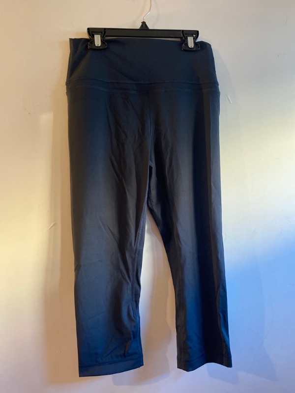 Photo 1 of WOMEN'S DARK NAVY WORKOUT CAPRI, SIZE UNKNOWN, APPEARS TO BE A S/M