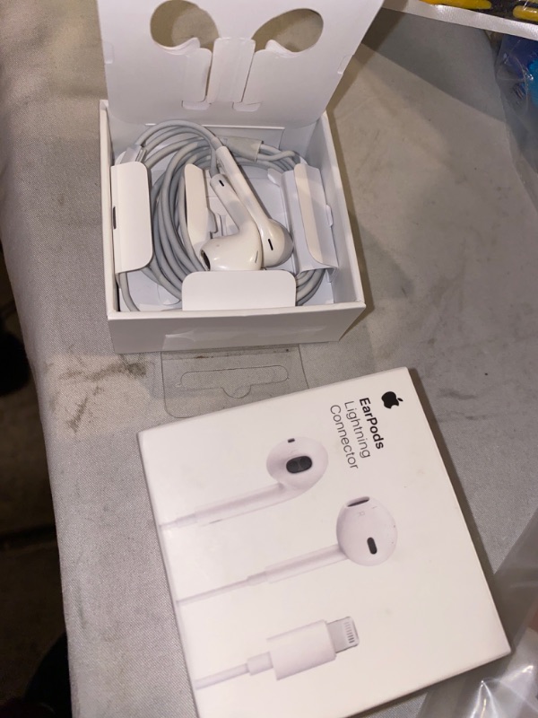 Photo 2 of Apple EarPods with Lightning Connector - White