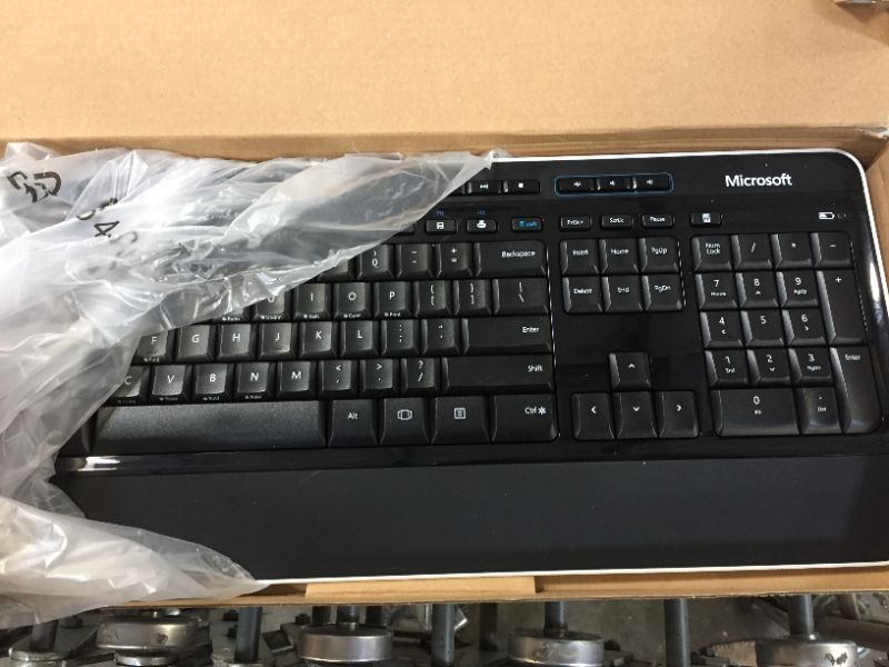 Photo 2 of Microsoft Wireless Desktop 3050 Keyboard and Mouse