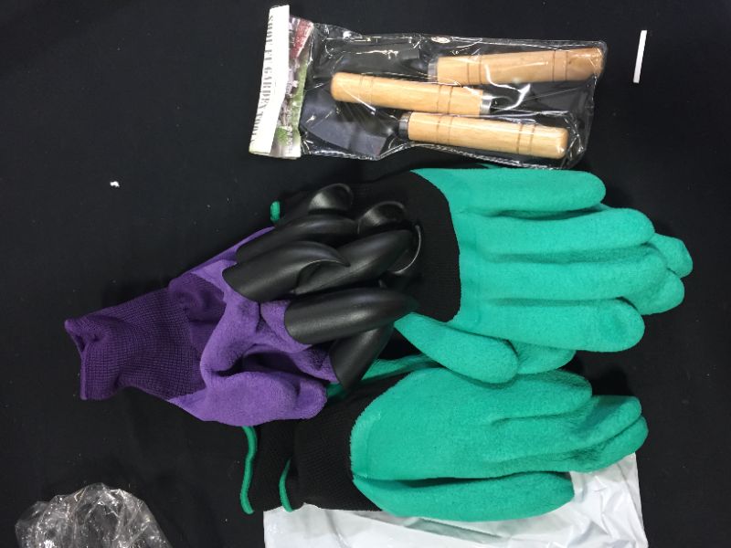 Photo 2 of 3 Pairs Gardening Gloves&Give-Away 3 Garden Tools,Waterproof Breathable Available All Seasons,Garden Gloves with Claws for Digging Planting, Weeding, Seeding,Gardening
