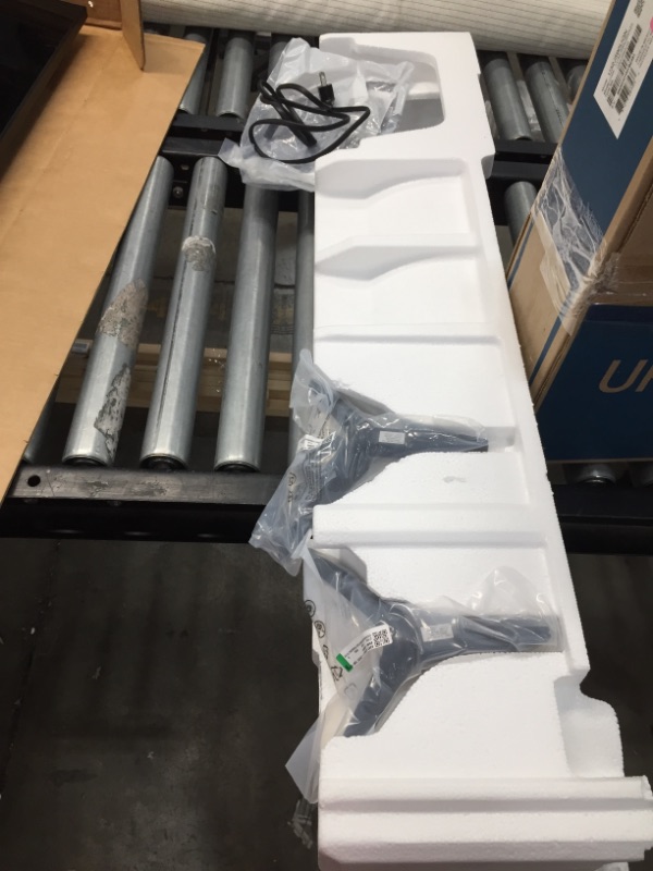 Photo 1 of SAMSUNG 43-inch Class Crystal UHD TU-8000 Series - 4K UHD HDR Smart TV with Alexa Built-in 

//tested, working!