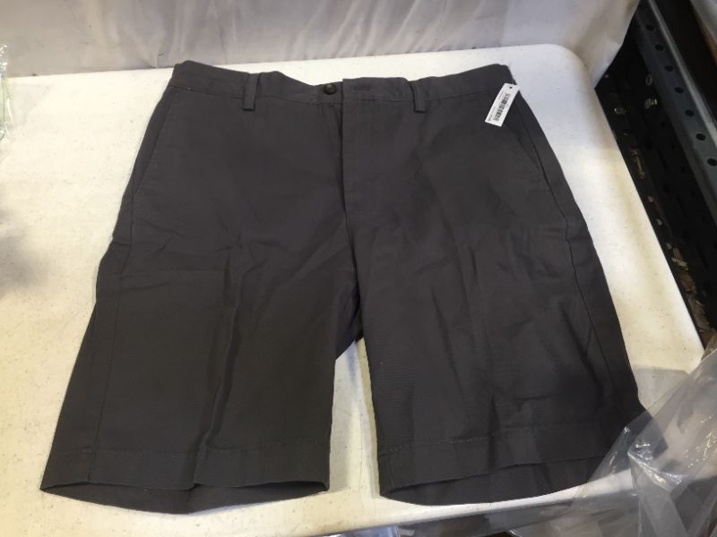 Photo 2 of Amazon Essentials Men's Classic-Fit 9" Short 34
