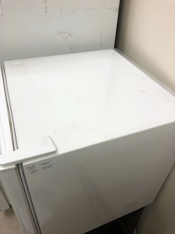 Photo 3 of sunbeam mini fridge white