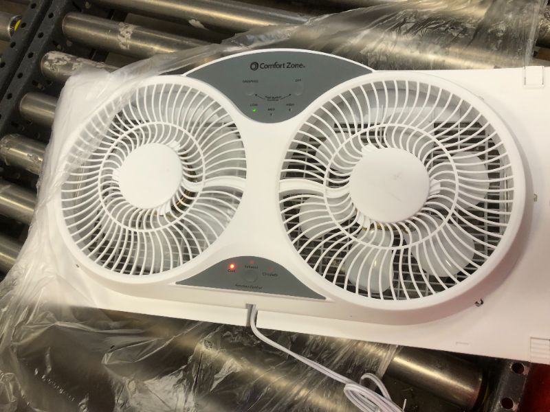 Photo 2 of  Comfort Zone CZ310R 3-Speed 3-Function Expandable Reversible Twin Window Fan with Remote Control, Removable Cover- right fan did not show functionality. 
