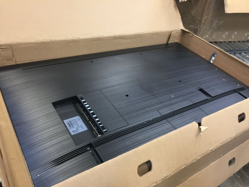 Photo 1 of SAMSUNG QN65Q60RAFXZA Flat 65" QLED 4K Q60 Series (2019) Ultra HD Smart TV -- box a little damagerd -- 
