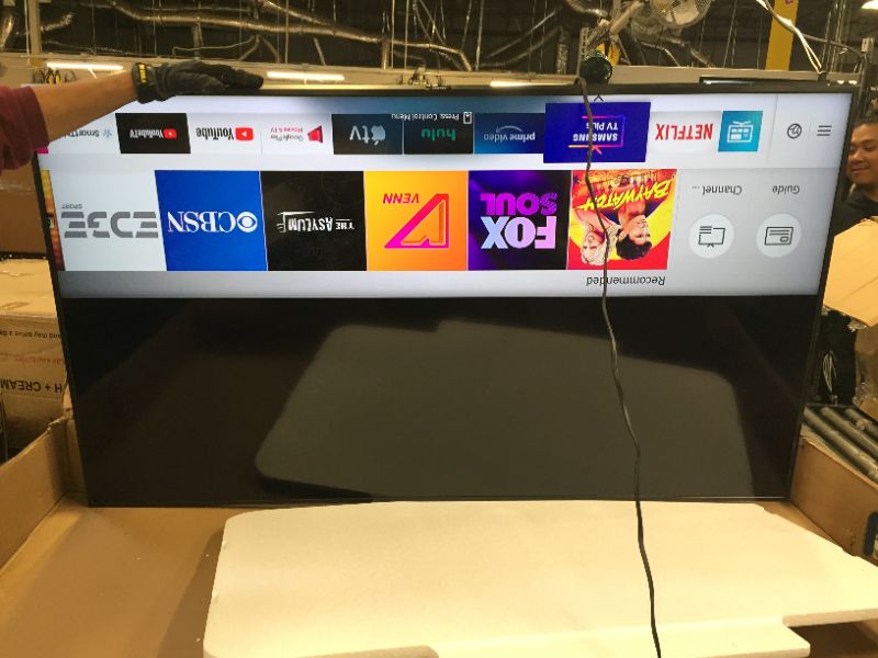 Photo 1 of SAMSUNG QN65Q60RAFXZA Flat 65" QLED 4K Q60 Series (2019) Ultra HD Smart TV -- box a little damagerd -- 
