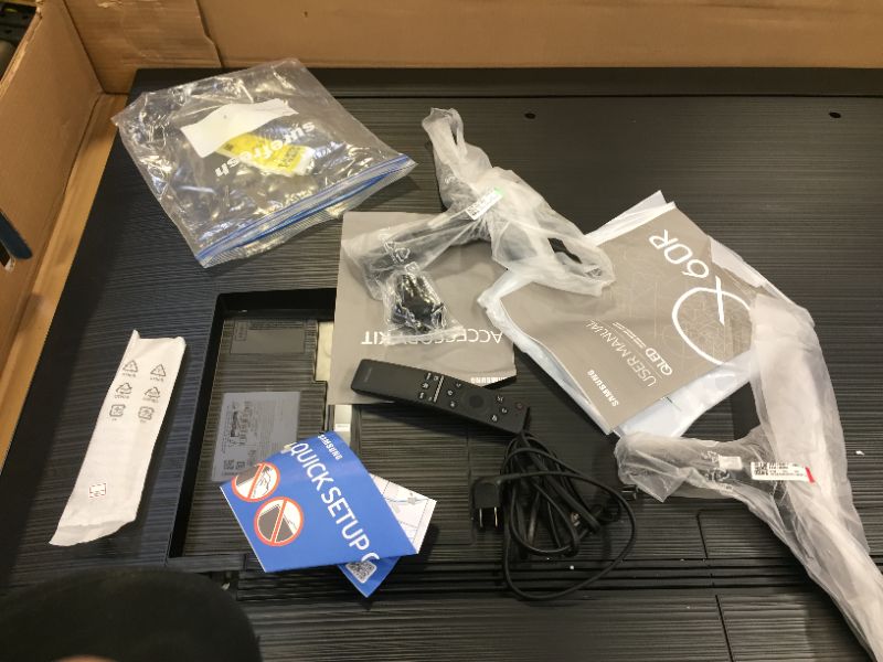 Photo 1 of SAMSUNG QN65Q60RAFXZA Flat 65" QLED 4K Q60 Series (2019) Ultra HD Smart TV -- box a little damagerd -- 