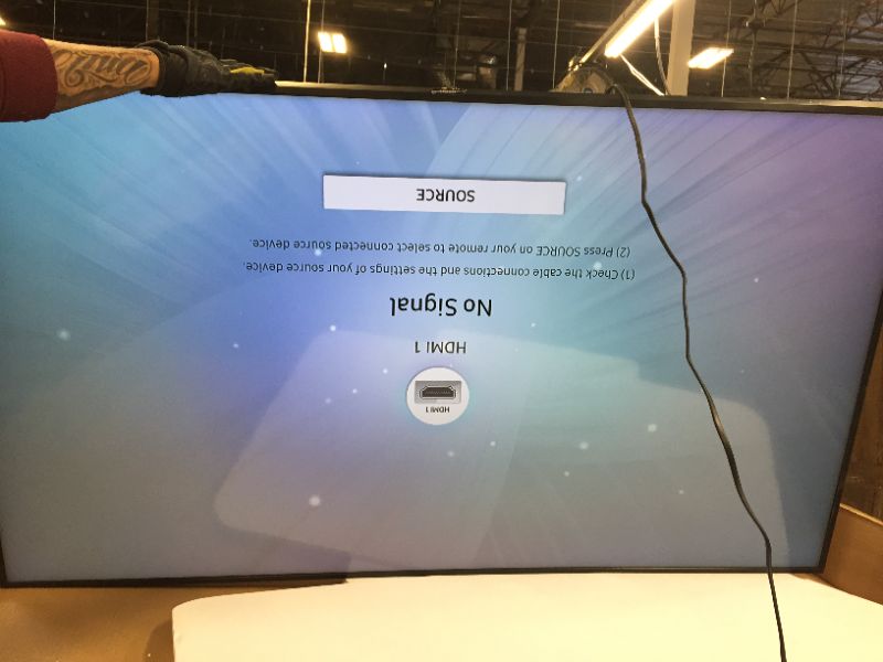 Photo 1 of SAMSUNG QN65Q60RAFXZA Flat 65" QLED 4K Q60 Series (2019) Ultra HD Smart TV -- box a little damagerd -- 