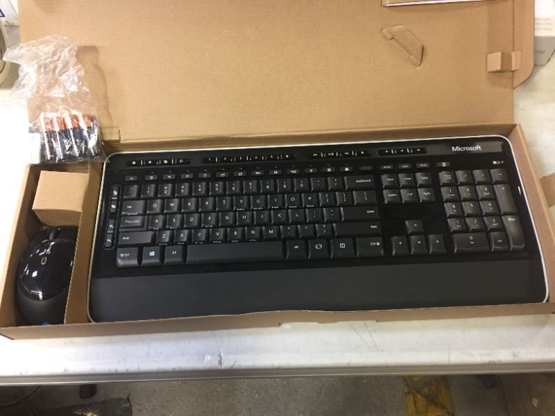 Photo 3 of Microsoft Wireless Desktop 3050 Keyboard and Mouse