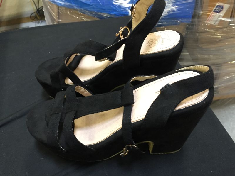 Photo 1 of WOMEN'S PLATFORM HEELS (SIZE UNKNOWN)