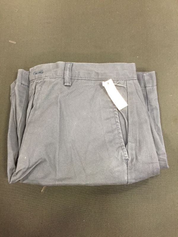 Photo 1 of Amazon Essentials Men's Classic-fit 7" Short Size 32
