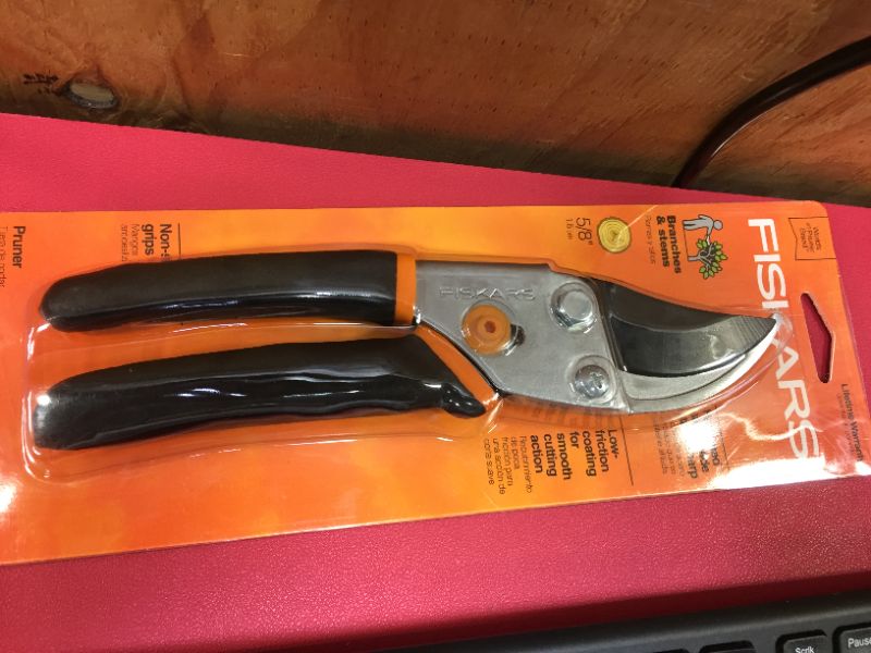 Photo 1 of Fiskars 85419 Bypass Hand Pruner