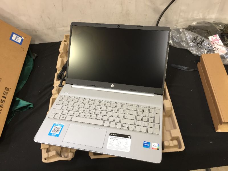 Photo 2 of HP 15 Laptop, 11th Gen Intel Core i5-1135G7 Processor, 8 GB RAM, 256 GB SSD Storage, 15.6” Full HD IPS Display, Windows 10 Home, HP Fast Charge, Lightweight Design (15-dy2021nr, 2020)
---- does not power on-- screen damaged ---- 