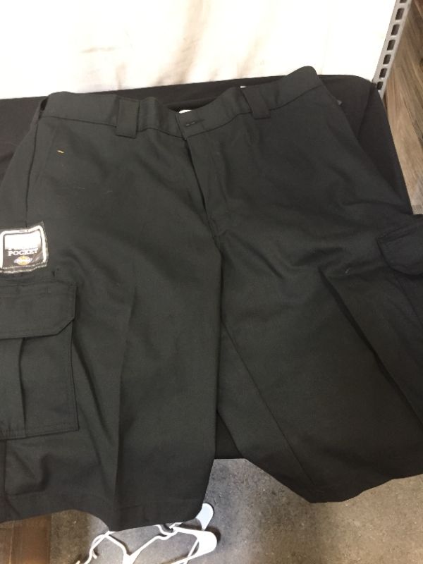 Photo 2 of Dickies Men's Flex 13 Relaxed Fit Cargo Shorts - Black Size 38 (WR557)

