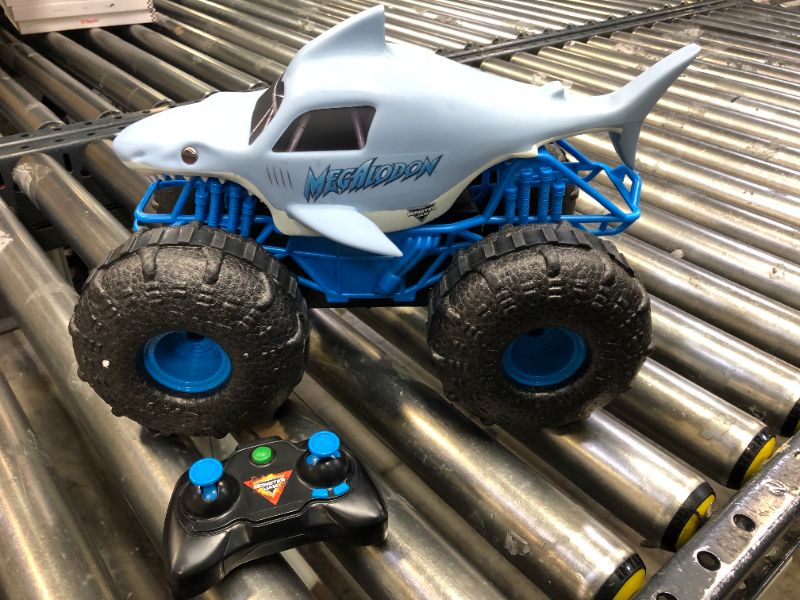 Photo 3 of Monster Jam Megalodon Storm All Terrain Remote Control Car 1:15 Scale Large Size and Bonus Gift
** USED **