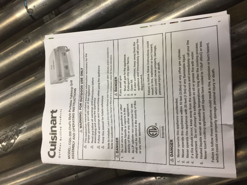 Photo 1 of Cuisinart Cgg-306 Chef's Style Stainless Tabletop GAS Grill - item damaged as shown in photo.