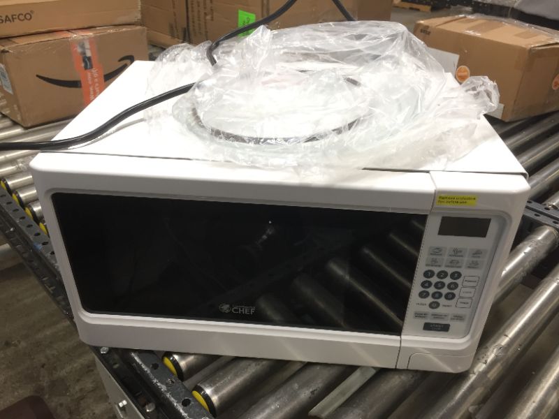 Photo 2 of Commercial Chef CHCM11100W 1.1 Cubic Feet Microwave Oven, White
