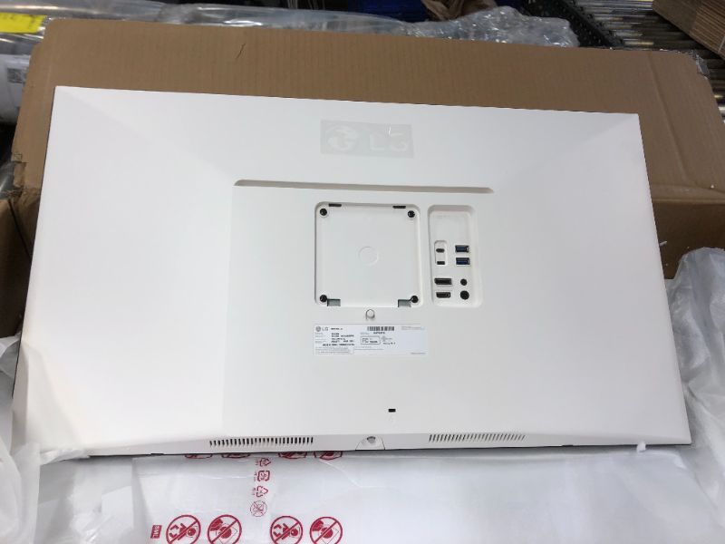 Photo 1 of LG 32UL950W 32'' Class UltraFine 4K UHD LED Monitor with Thunderbolt 3 (31.5'' Diagonal)