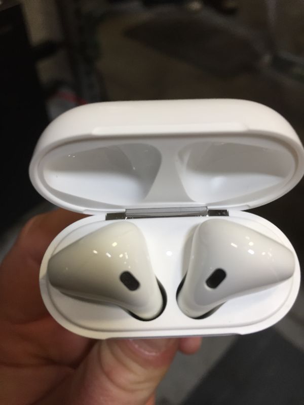 Photo 2 of Apple AirPods (2nd Generation)
