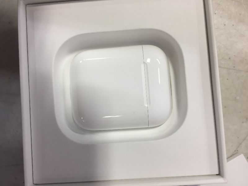 Photo 4 of Apple AirPods (2nd Generation)
