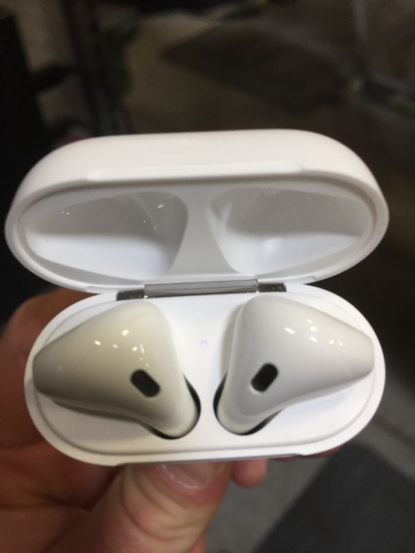 Photo 6 of Apple AirPods (2nd Generation)
