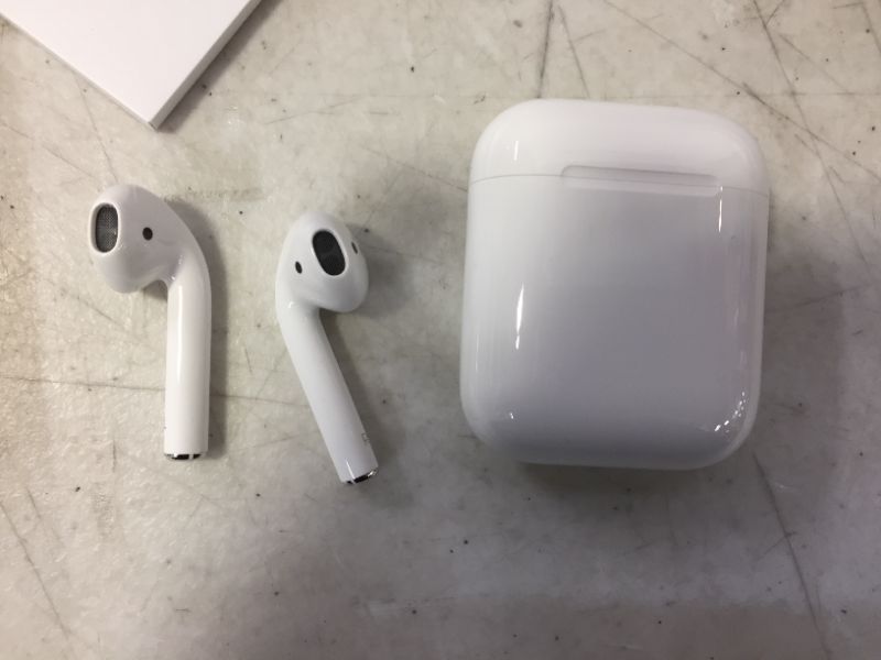 Photo 3 of Apple AirPods (2nd Generation)
