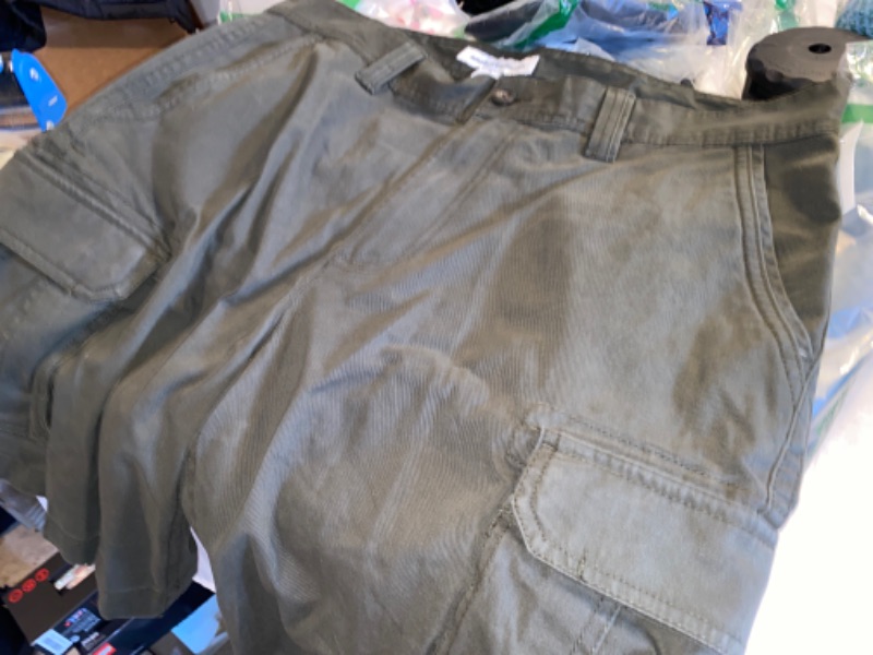 Photo 2 of Amazon Essentials Men's 10” Lightweight Ripstop Stretch Cargo Short, SIZE 38