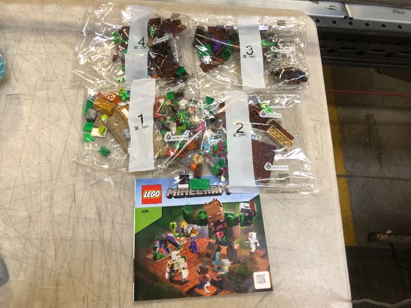 Photo 1 of LEGO Minecraft The Jungle Abomination 21176 Building Kit