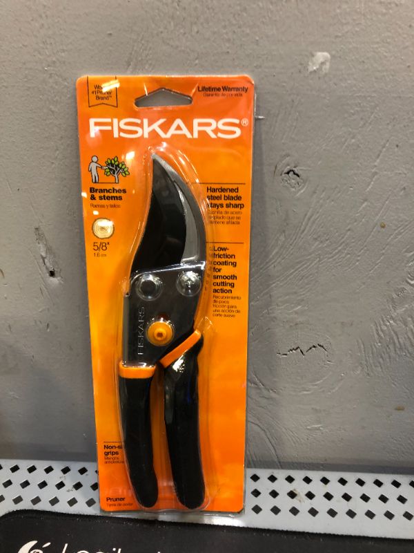 Photo 2 of Fiskars 85419 Bypass Hand Pruner