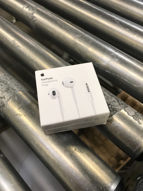 Photo 2 of Apple EarPods with 3.5mm Headphone Plug - White
