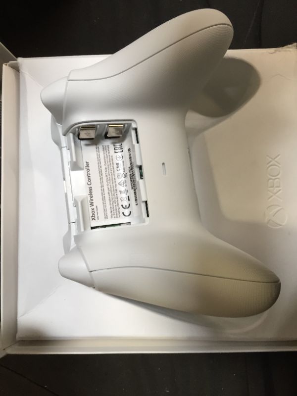 Photo 3 of Xbox Wireless Controller - Robot White
