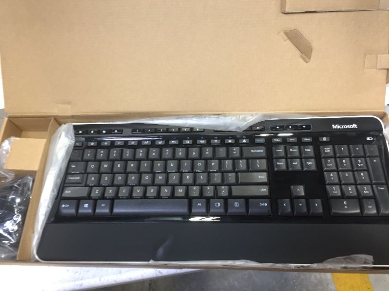 Photo 2 of Microsoft Wireless Desktop 3050 Keyboard and Mouse