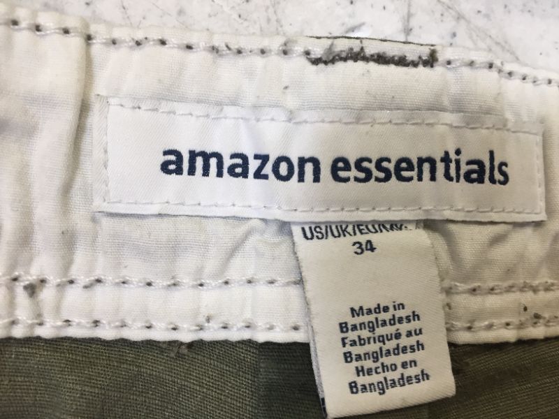 Photo 3 of Amazon Essentials Men's 10” Lightweight Ripstop Stretch Cargo Short size 34 
