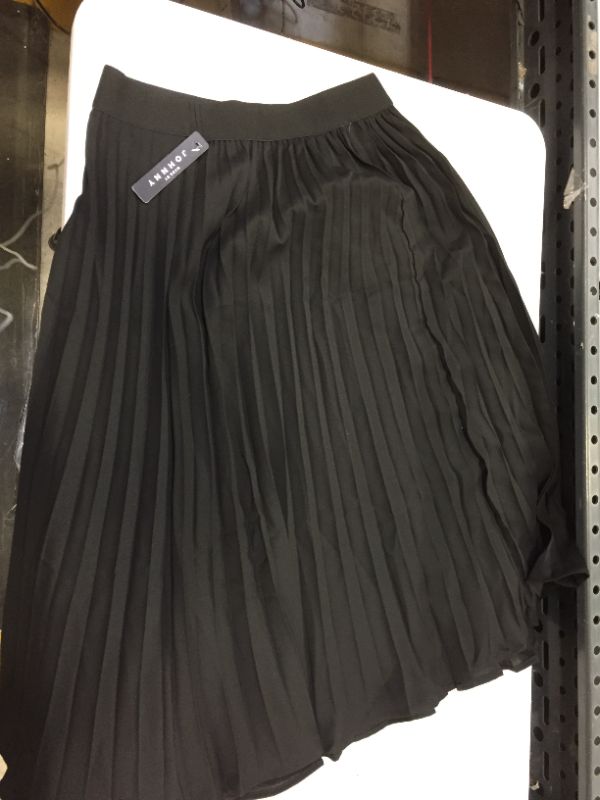 Photo 1 of womens skirt color black size medium 