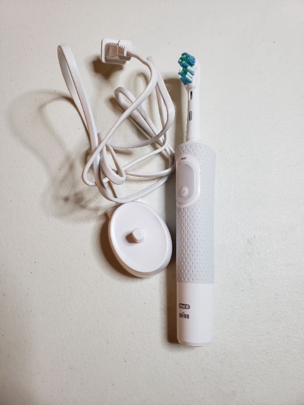 Photo 1 of ORAL B ELECTRIC TOOTHBRUSH AND CHARGER, WHITE. MISSING BOX RETURN ITEM.