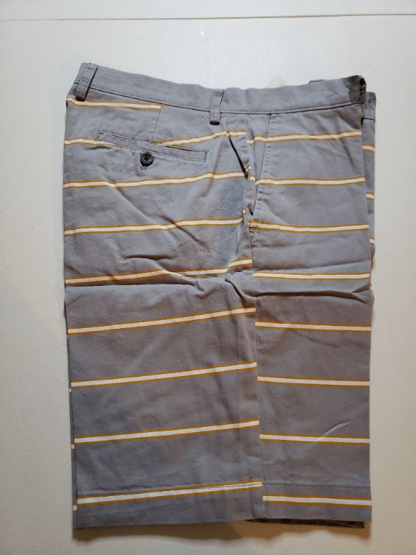 Photo 2 of Amazon Essentials Men's Classic-Fit 9" Short. SIZE 34.
