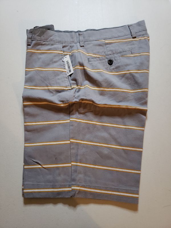 Photo 1 of Amazon Essentials Men's Classic-Fit 9" Short. SIZE 34.
