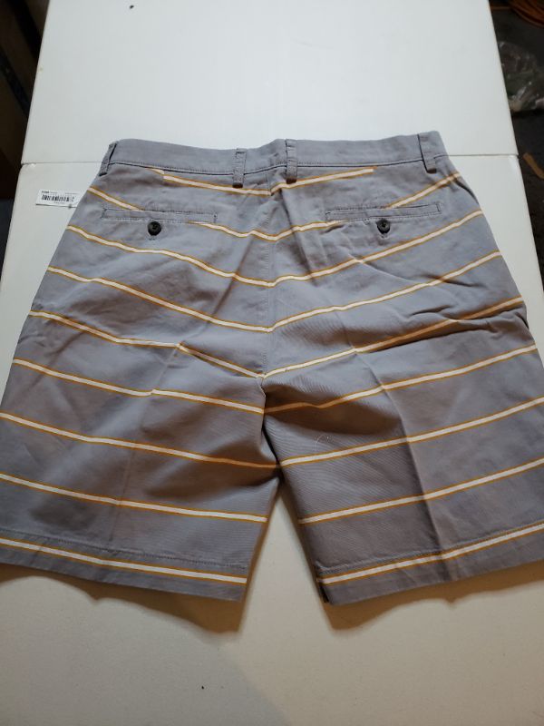 Photo 4 of Amazon Essentials Men's Classic-Fit 9" Short. SIZE 34.
