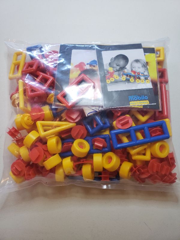 Photo 2 of CHILDREN'S PLASTIC TOY CONSTRUCTION SET, 192 PIECES.