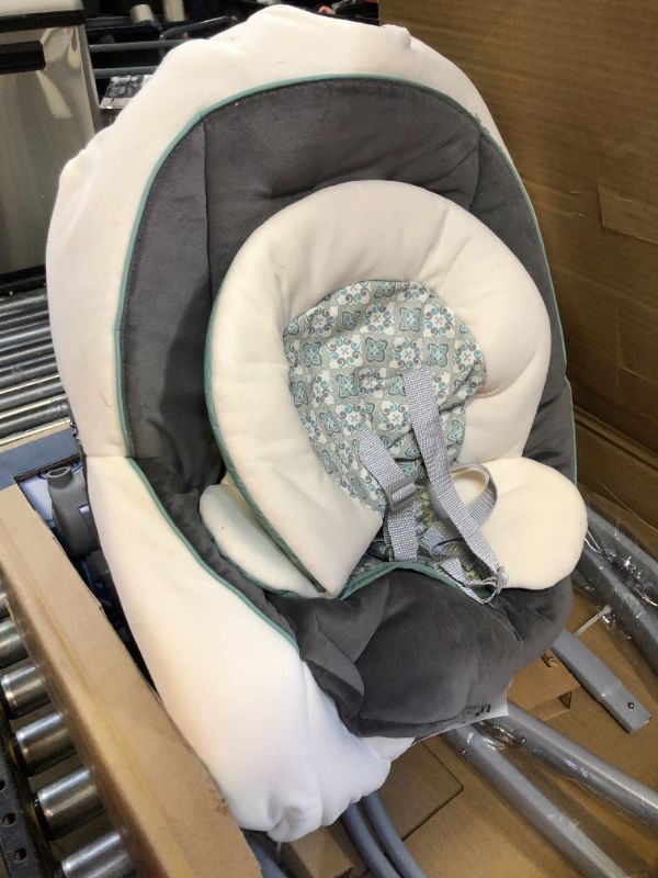 Photo 2 of Graco DuetSoothe Swing and Rocker
