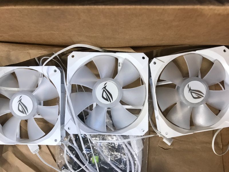 Photo 3 of ASUS ROG Strix LC 360 RGB White Edition All-in-one Liquid CPU Cooler with Aura Sync RGB, and Triple ROG 120mm addressable RGB Radiator Fans
