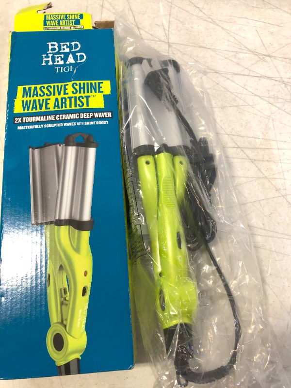 Photo 2 of Bed Head Wave Artist Ceramic Deep Hair Waver for Beachy Waves, Green
1 Count (Pack of 1)