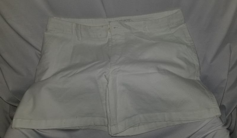 Photo 1 of Amazon essentials women's shorts, white, size 14